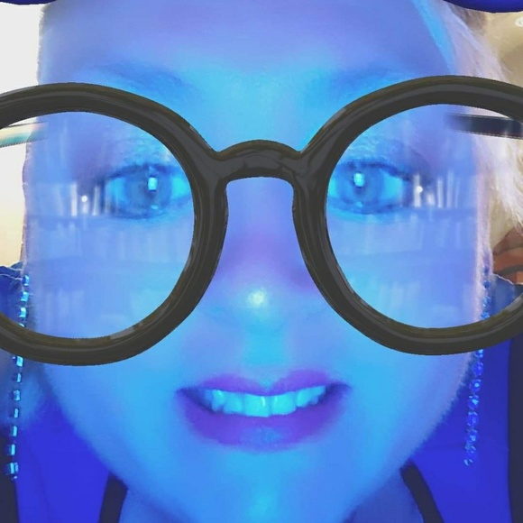 Meet your Posh Ambassador, Jilleen 🌞 - Picture 4 of 4